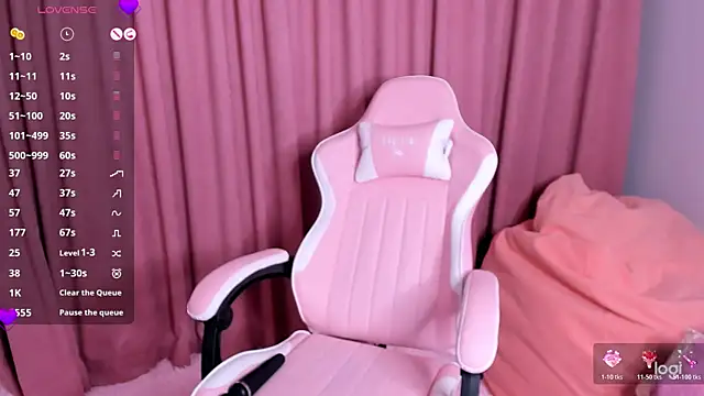 Snapshot of Momo_Ayase_ chatting on 12.01.25 Momo Ayase online show from 12.01.25