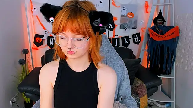 Snapshot of sweet_mika18 chatting on 10.17.25 sweet mika18 online show from 10.17.25