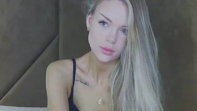 Snapshot of MarilynNova chatting on 05.17.26 MarilynNova online show from 05.17.26