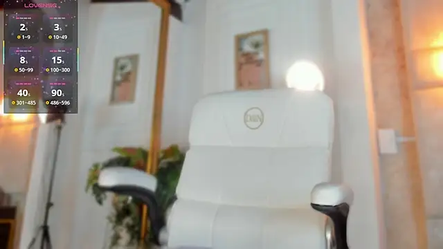 Snapshot of Jazmiinee chatting on 11.28.25 Jazmiinee online show from 11.28.25