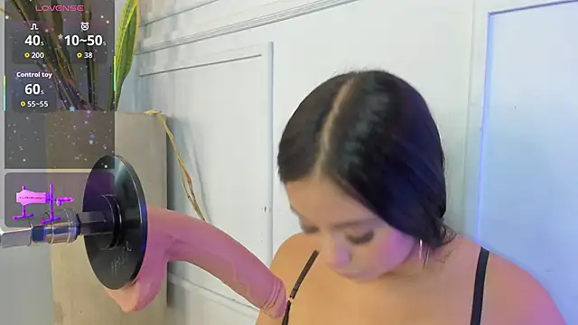 Snapshot of Jazmiinee chatting on 12.20.25 Jazmiinee online show from 12.20.25