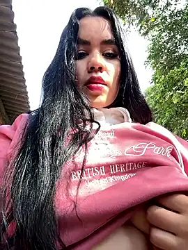 Snapshot of laure_torres chatting on 02.14.26 laure torres online show from 02.14.26