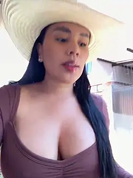 Snapshot of laure_torres chatting on 02.17.26 laure torres online show from 02.17.26