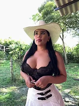 Snapshot of laure_torres chatting on 02.26.26 laure torres online show from 02.26.26