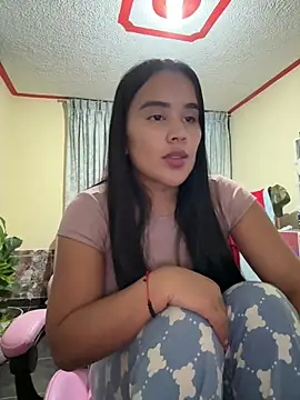 Snapshot of laure_torres chatting on 04.29.26 laure torres online show from 04.29.26