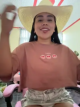 Snapshot of laure_torres chatting on 05.05.26 laure torres online show from 05.05.26