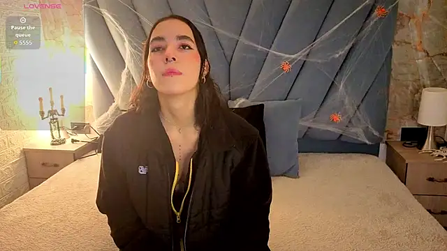 Snapshot of violett__golden chatting on 10.14.25 violett golden online show from 10.14.25