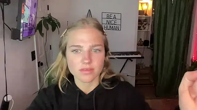 Snapshot of sweetceeme chatting on 10.20.25 sweetceeme online show from 10.20.25