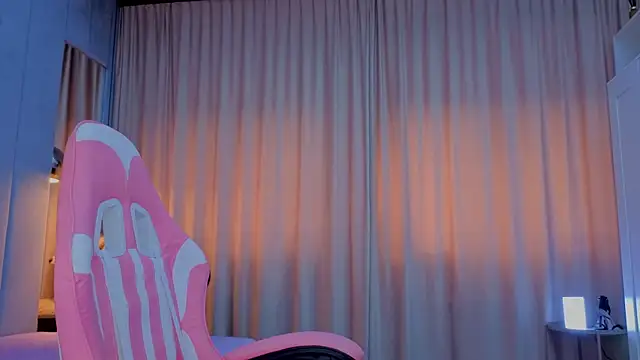 Reina Cummings online show from 11.12.25