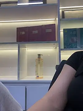 Snapshot of Xinerj chatting on 12.14.25 Xinerj online show from 12.14.25