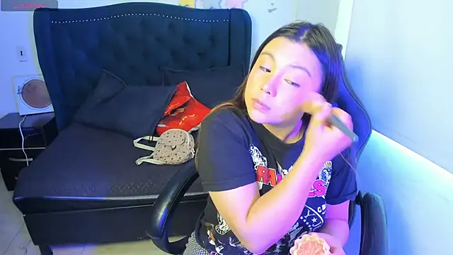 LucyPetit online show from 11.25.25