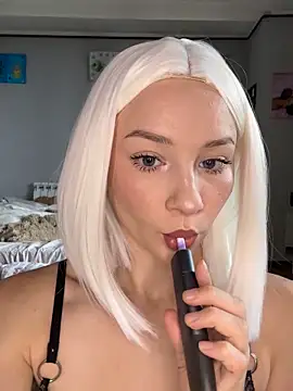 Snapshot of JennaOluretn chatting on 09.29.25 JennaOluretn online show from 09.29.25