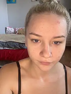 Snapshot of JennaOluretn chatting on 10.17.25 JennaOluretn online show from 10.17.25