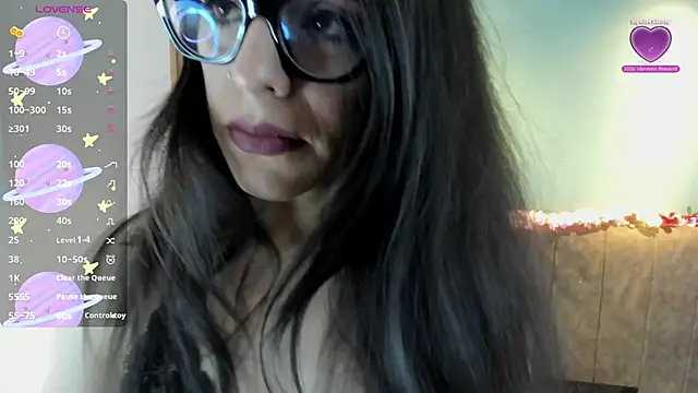 Snapshot of IsisNoir chatting on 04.21.26 IsisNoir online show from 04.21.26