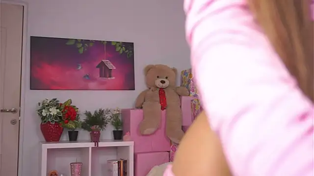 Snapshot of ZariaVera chatting on 11.18.25 ZariaVera online show from 11.18.25