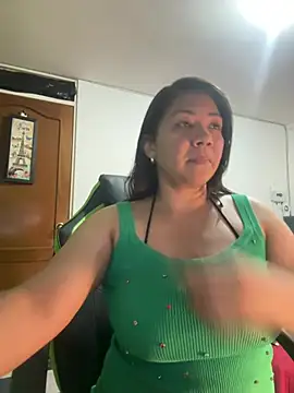 Snapshot of hiilarybrown chatting on 04.28.26 hiilarybrown online show from 04.28.26