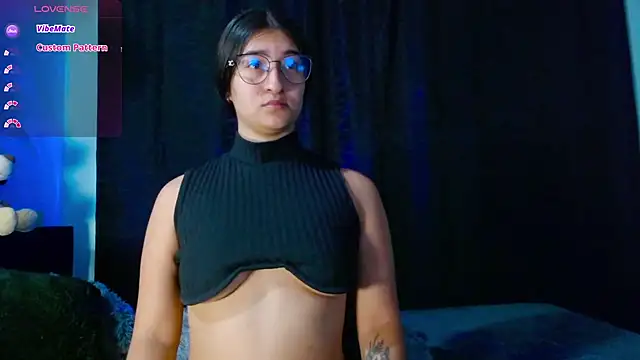 Snapshot of EVAH_LEE_ chatting on 10.17.25 EVAH LEE online show from 10.17.25
