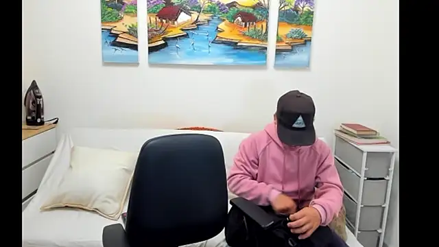 Snapshot of alex-golden chatting on 09.18.25 alex-golden online show from 09.18.25