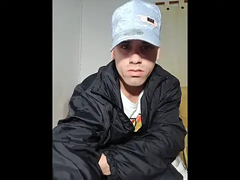 Snapshot of alex-golden chatting on 12.22.25 alex-golden online show from 12.22.25