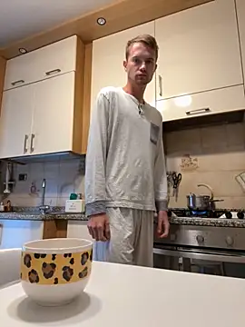 Snapshot of Italy_sex_boy chatting on 09.27.25 Italy sex boy online show from 09.27.25