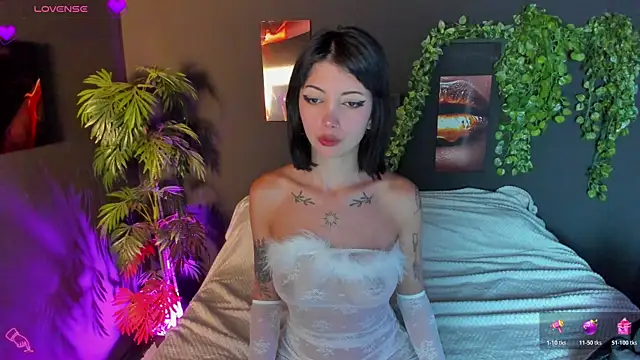 Snapshot of Evelyn_Russoo chatting on 10.18.25 Evelyn Russoo online show from 10.18.25