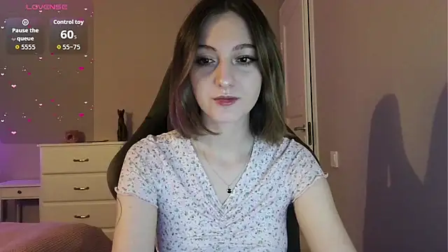 Snapshot of white_liillyy chatting on 06.15.26 white liillyy online show from 06.15.26