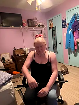 Snapshot of KadiSparkle chatting on 11.04.25 KadiSparkle online show from 11.04.25