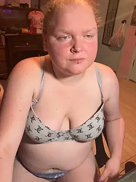 Snapshot of KadiSparkle chatting on 11.11.25 KadiSparkle online show from 11.11.25