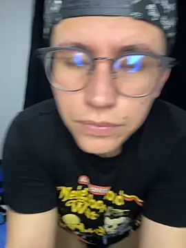 Snapshot of Kurtxxx22 chatting on 11.17.25 Kurtxxx22 online show from 11.17.25