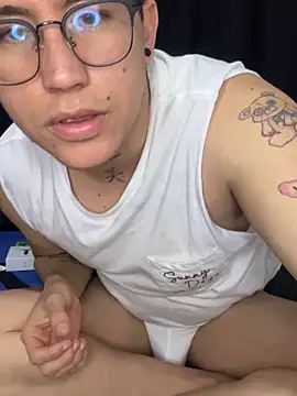 Snapshot of Kurtxxx22 chatting on 11.24.25 Kurtxxx22 online show from 11.24.25