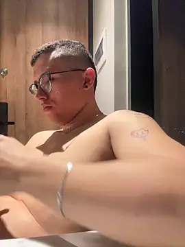 Snapshot of Kurtxxx22 chatting on 12.21.25 Kurtxxx22 online show from 12.21.25