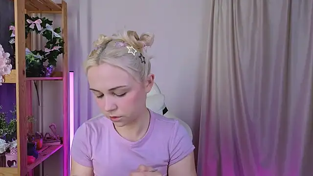 Charlotte Colinss online show from 09.12.25