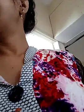 Snapshot of thanusi_2 chatting on 11.18.25 thanusi 2 online show from 11.18.25