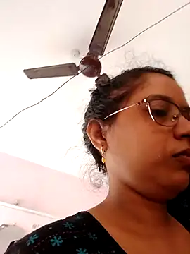 Snapshot of thanusi_2 chatting on 11.21.25 thanusi 2 online show from 11.21.25