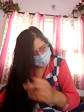 Snapshot of thanusi_2 chatting on 12.15.25 thanusi 2 online show from 12.15.25