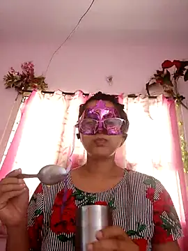 Snapshot of thanusi_2 chatting on 12.21.25 thanusi 2 online show from 12.21.25