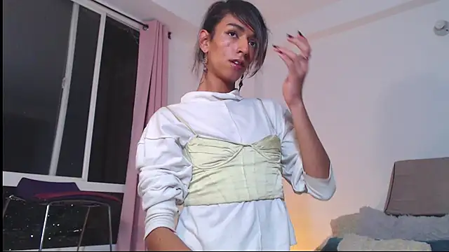 Snapshot of Theevae chatting on 09.24.25 Theevae online show from 09.24.25