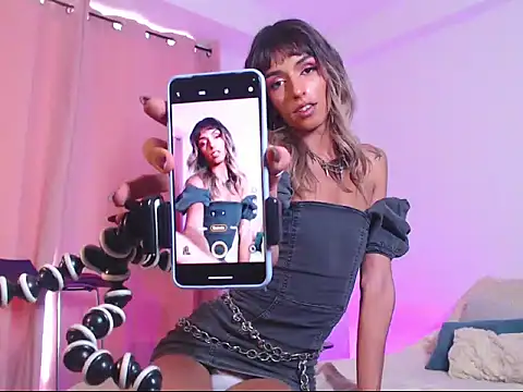 Snapshot of Theevae chatting on 09.29.25 Theevae online show from 09.29.25