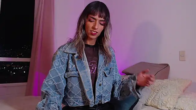 Snapshot of Theevae chatting on 10.07.25 Theevae online show from 10.07.25