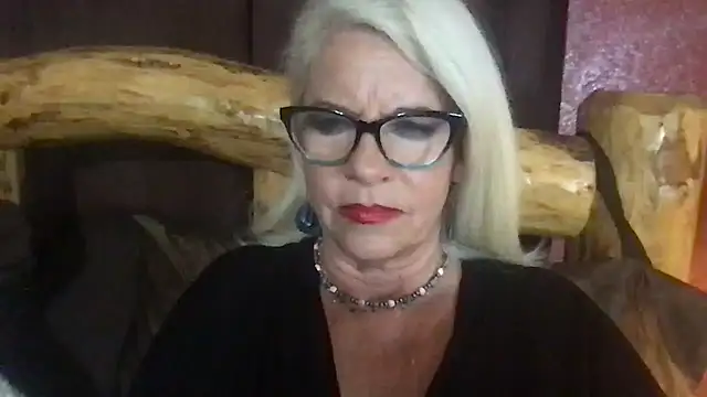 Snapshot of SubMissOlivia chatting on 11.08.25 SubMissOlivia online show from 11.08.25