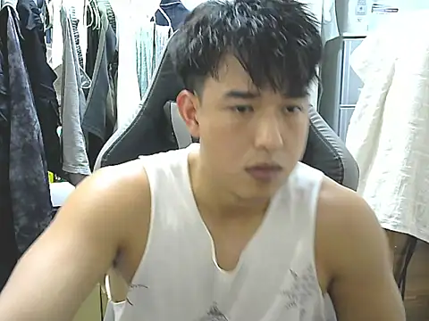 Snapshot of hunterXhan chatting on 10.28.25 hunterXhan online show from 10.28.25