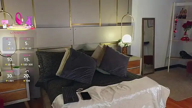 Lina Montclair online show from 04.07.26