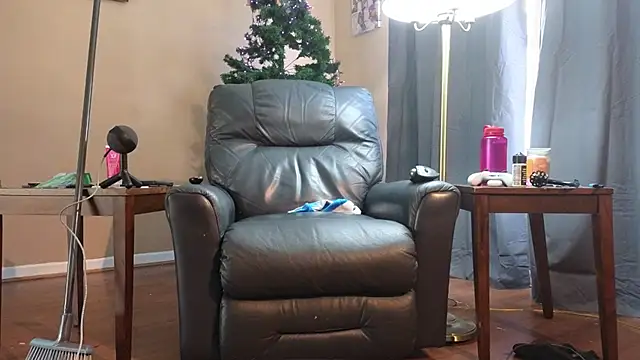 Snapshot of Single_White_Male chatting on 11.10.25 Single White Male online show from 11.10.25