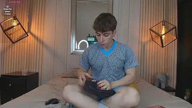 TaylerWhite online show from 10.09.25