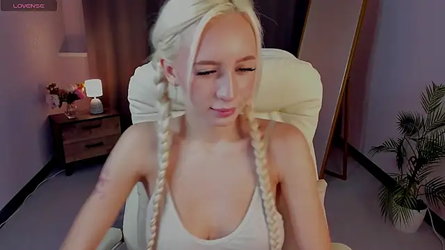 cute luucy online show from 02.28.26