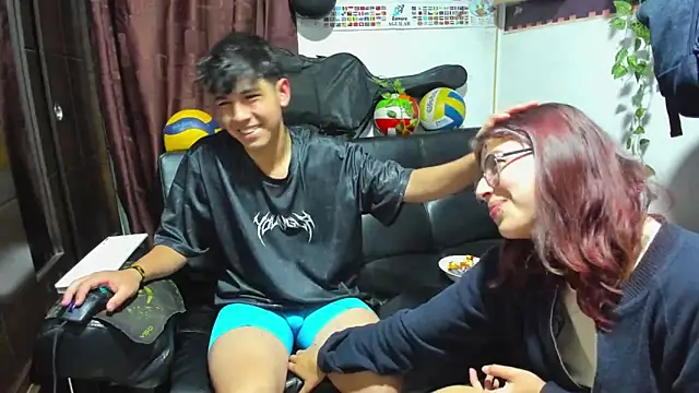 Snapshot of Donuts_DD chatting on 10.05.25 Donuts DD online show from 10.05.25