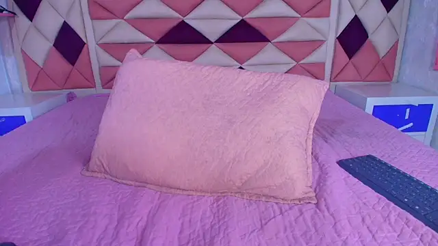 valecastro  online show from 09.13.25