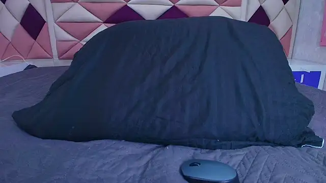 valecastro  online show from 09.14.25