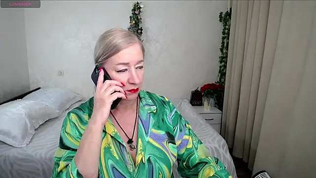 hunters woman online show from 07.12.26