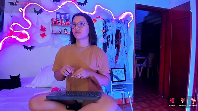 Snapshot of Dilan_and_Mia chatting on 10.13.25 Dilan and Mia online show from 10.13.25